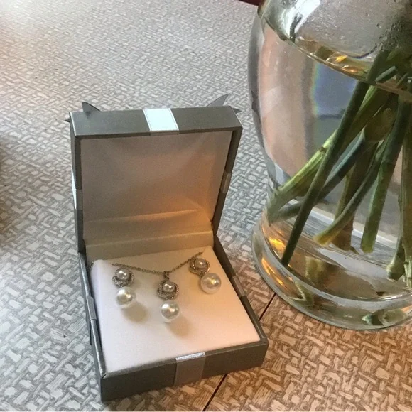 ❤️ NIB Cesca Vanna Crystal Pearl & CZ Necklace/ Earring Set - Picture 2 of 10